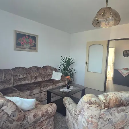 公寓 Complete Living With A Garden